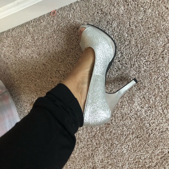 Silver/Sparkling High Heels - Picture 7 of 8